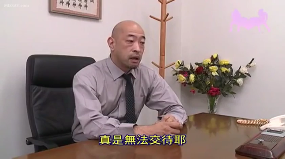 性交 · 投入 · 教室 · 中景 · 课桌 · 白色背心 · 成人内容 · 蹲伏