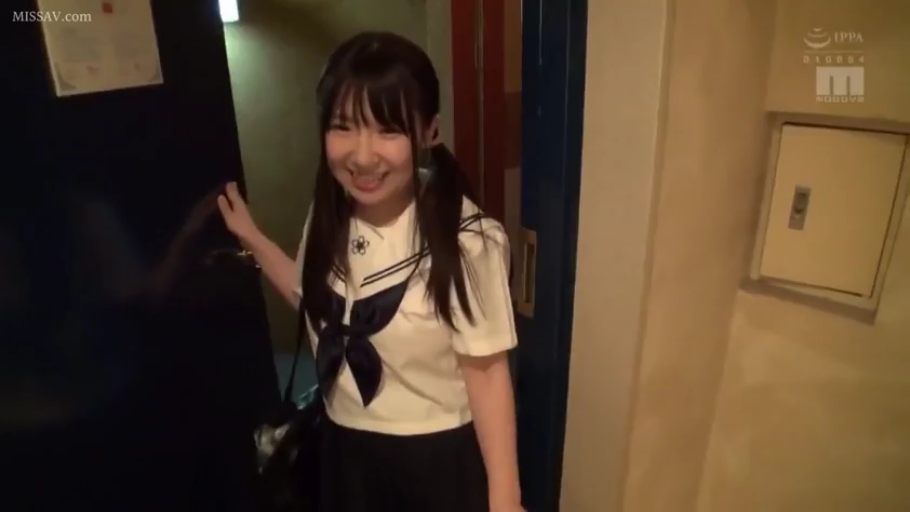 全身 · 站立 · 开门 · 微笑 · 水手服 · 双马尾 · 单肩包 · 室内门口