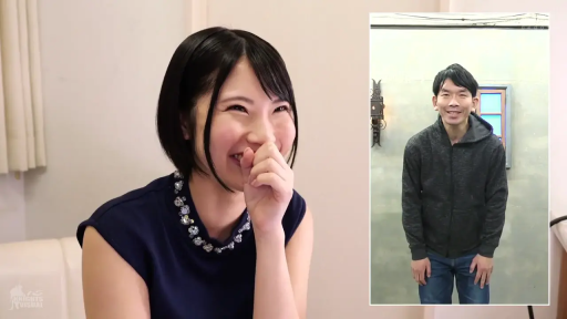 室内 · 坐姿 · 微笑 · 项链 · 头部特写 · 访谈 · 蓝色无袖上衣 · 画中画