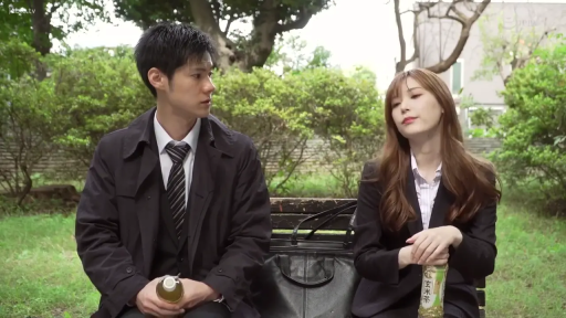 坐姿 · 中景 · 职业装 · 交流 · OL · 平淡 · 公园 · 饮料