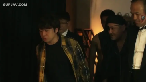 严肃 · 中景 · 昏暗室内 · 站立行走 · 聚众 · 格子衬衫与西装 · 单眼罩 · 男性群体