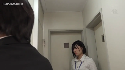 頭を下げる · ストライプシャツ · ビジネススーツ · 走廊 · 悲しい · 中景特写 · 壁に寄りかかって立って · 工牌挂绳