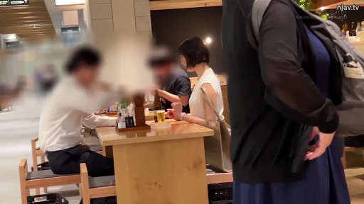 坐姿 · 酒杯 · 远景 · 餐厅 · 平和 · 用餐 · 偷拍 · 白领装