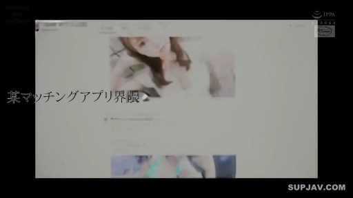 室内 · 半身像 · 自拍展示 · 自然表情 · 举手姿态 · 白色吊带衫 · 匹配软件界面