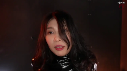 室內 · 臉部特寫 · 昏暗灯光 · 凝视 · 冷豔 · 正面姿势 · 黑色胶衣