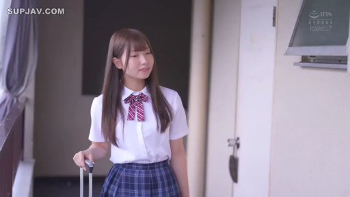 校服 · 行李箱 · 站姿 · 微笑 · 走廊 · 学生 · 拉行李箱