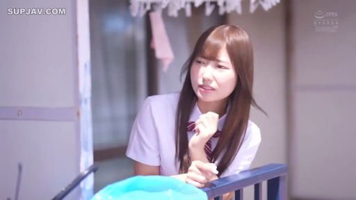 憂鬱 · 制服 · 半身 · 眉をひそめる · 寄りかかる · バルコニー · 晾衣杆