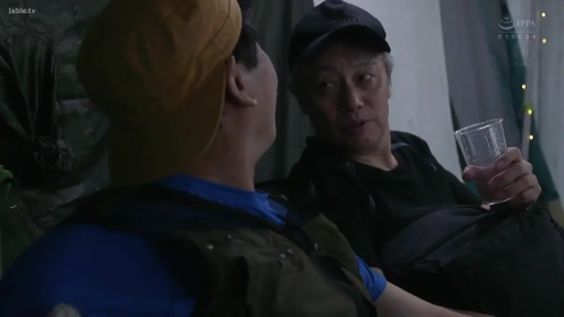 Sitting Posture · Conversation · Medium shot · 自然 · Casual wear · 中年男性 · 塑料杯 · 帐篷内