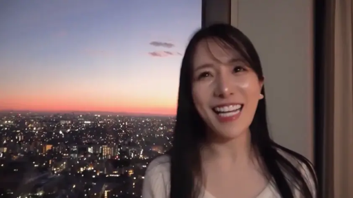 全裸 · 胸部特写 · 兴奋 · 牵手 · 枕头 · 仰卧 · 床上 · 露点