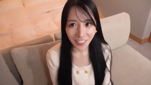 Sitting Posture · 单人 · Face · Bedroom · Smile · White top · Gaze