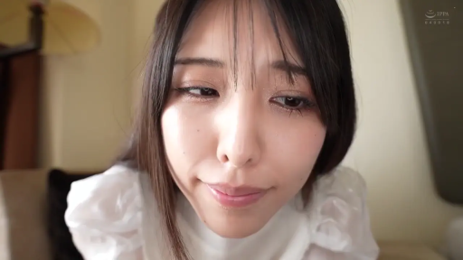 室内 · 俯身 · 脸部特写 · 微笑 · 第一人称视角 · 注视 · 白色泡泡袖上衣