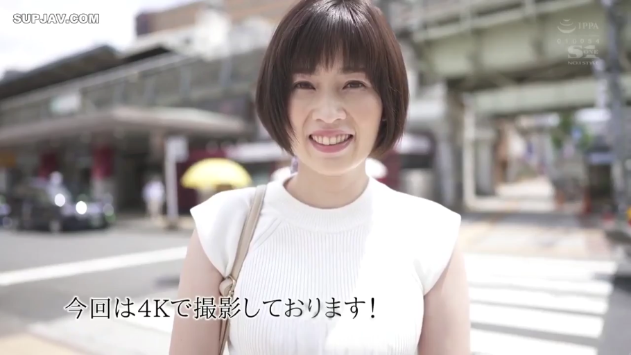 站立 · 微笑 · 半身 · 对视 · 户外街道 · 白色针织无袖上衣 · 单肩包 · 短发熟女