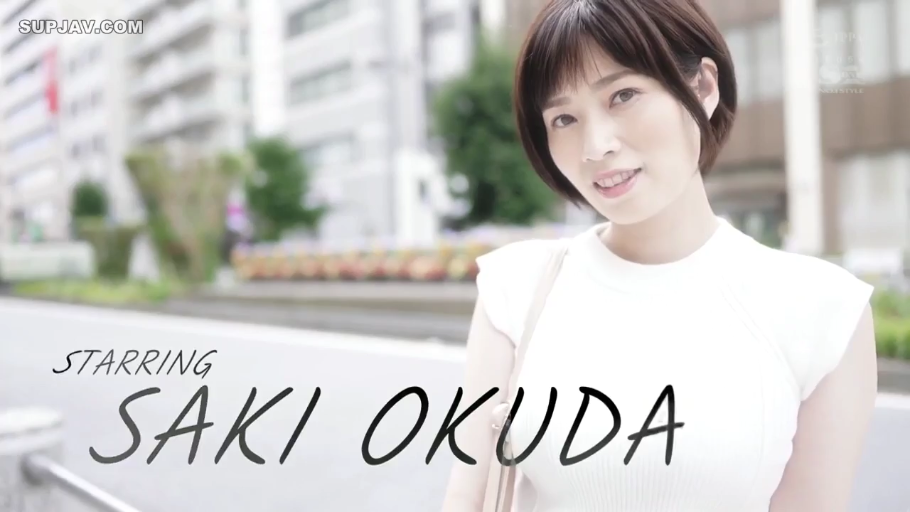 站姿 · 微笑 · 面对镜头 · 半身特写 · 短发 · 白色无袖上衣 · 户外街道 · 单肩包