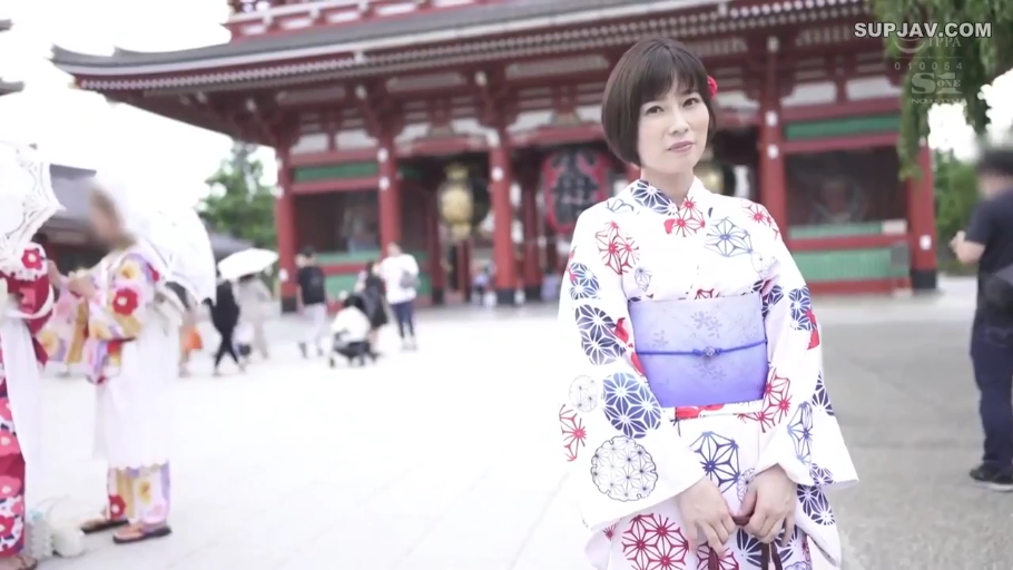 站立 · 中景 · 微笑 · ハンドバッグ · 凝視 · 熟女 · 浴衣 · 寺庙