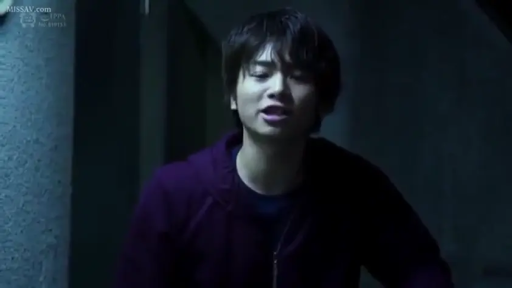 Indoor · Half-body · Pain · 正面 · 说话 · 暗光 · 紫色连帽衫