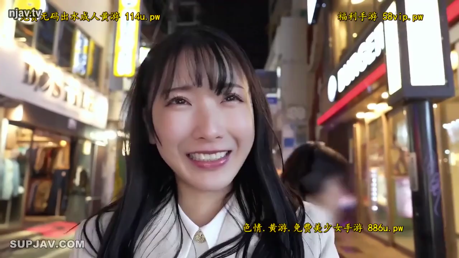 脸部特写 · 白色衬衫 · 长发 · 室外街道 · 正面站立 · 愉悦表情 · 微笑对视