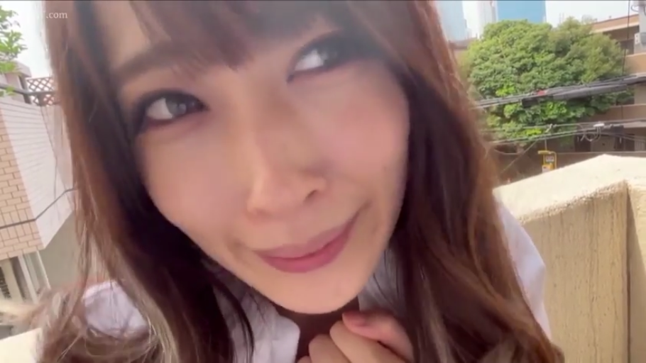 白色衬衫 · 面部特写 · 凝视 · 靠近镜头 · 户外阳台