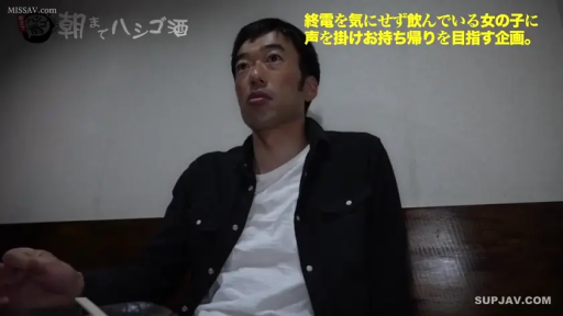 座り姿勢 · 真剣 · 中景 · 黑色衬衫 · 筷子 · 日文字幕 · 侧头观看 · 室内居酒屋