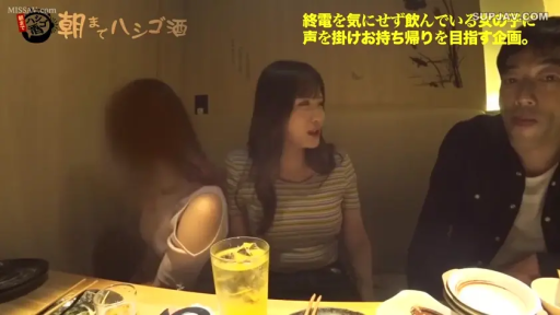 座り姿勢 · 会話 · 中景 · 自然 · 居酒屋 · ストライプの上着 · 玻璃杯