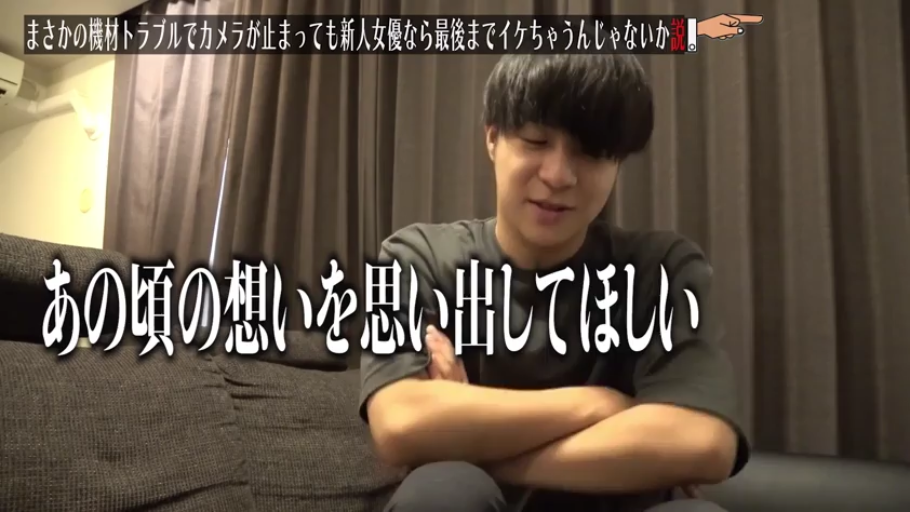 上半身特写 · 室内客厅 · 访谈对话 · 严肃平淡 · 灰黑色短袖T恤 · 坐姿抱胸 · 男优采访镜头