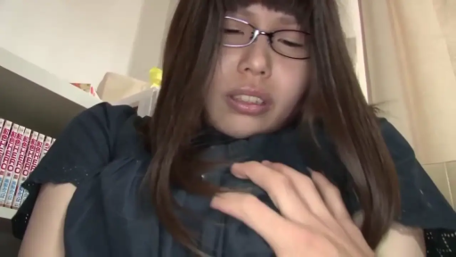 室内 · 坐姿 · 脸部 · 眼镜 · 痛苦 · 长发 · 黑色上衣 · 揉捏胸部