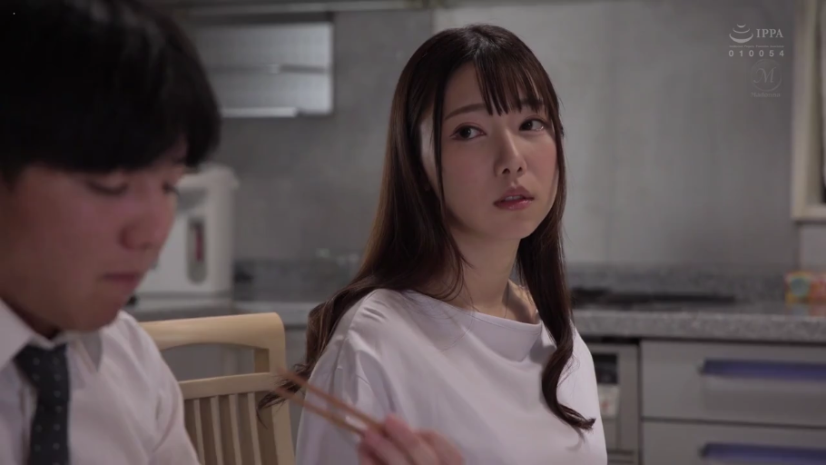 坐姿 · 忧郁 · 中景 · 居家 · 白色上衣 · 厨房 · 用餐 · 筷子