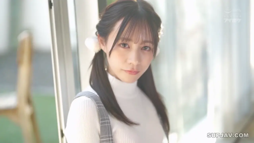 半身 · 注视 · 高领毛衣 · 清纯 · 窗边 · 正面 · 发饰 · 少女