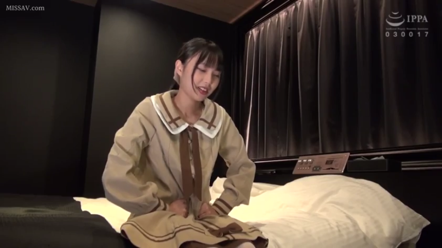 室内 · 坐姿 · 中景 · 微笑 · 床 · 制服 · 交流 · 亚洲女性