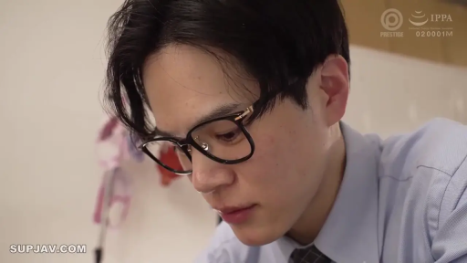 室内 · 低头 · 眼镜 · 专注 · 脸部特写 · 衬衫 · 注视 · 亚洲男性