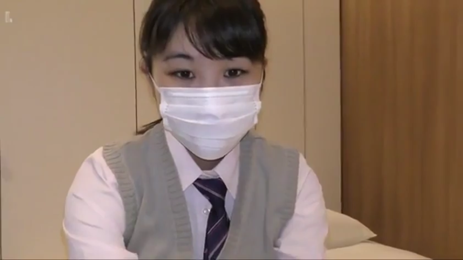 室内 · 座り姿勢 · 面部 · 平静 · 制服 · 注视镜头 · 口罩 · 黑发