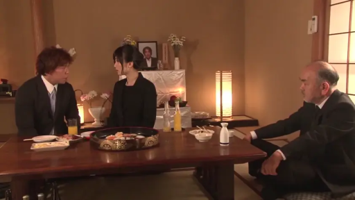 坐姿 · 交谈 · 严肃 · 和室 · 中景 · 餐桌 · 多人 · 西装