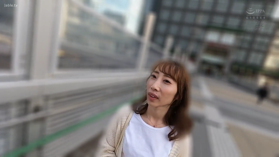 室内 · 露乳 · 俯身 · 微笑 · 面部特写 · 粉色背心 · 双人