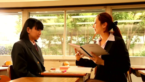 坐姿 · 教室 · 师生 · 中景 · 微笑 · 制服 · 授课 · 课本