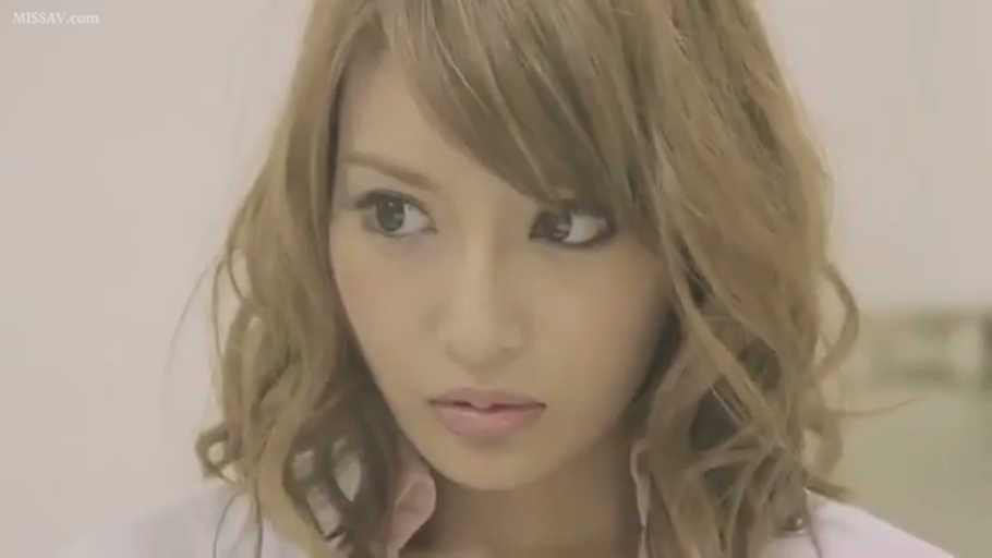 室内 · 严肃 · 脸部特写 · 凝视 · 粉色衬衫 · 侧头 · 长卷发