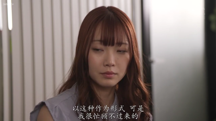 室内 · 座り姿勢 · 真剣 · 近景 · 百叶窗 · 灰色无袖衫 · プロット片段 · 侧头望