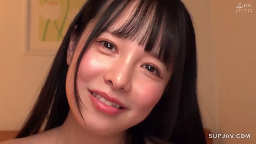 室内 · 脸部特写 · 微笑 · 注视镜头 · 歪头 · 裸肩 · 黑发