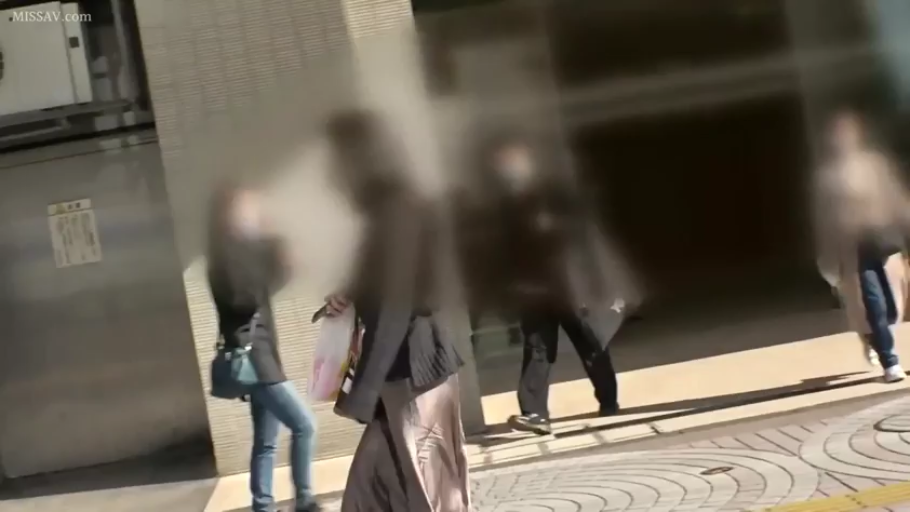 全景 · 休闲装 · 行走 · 户外街头