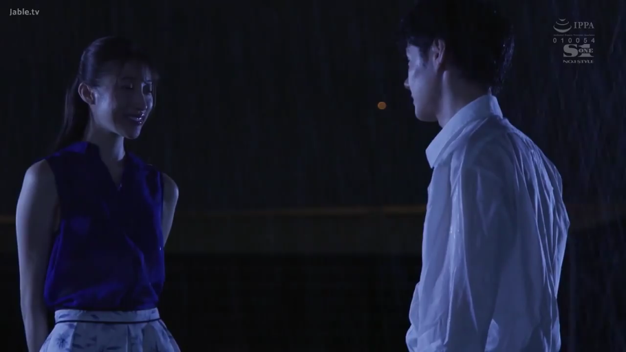 中景 · 微笑 · 碎花裙 · 面对面站立 · 对视交谈 · 户外夜晚 · 淋雨湿身