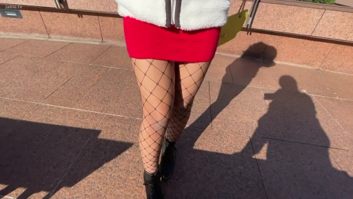 站立 · 腿部 · 户外 · 白上衣 · 走动 · 光影