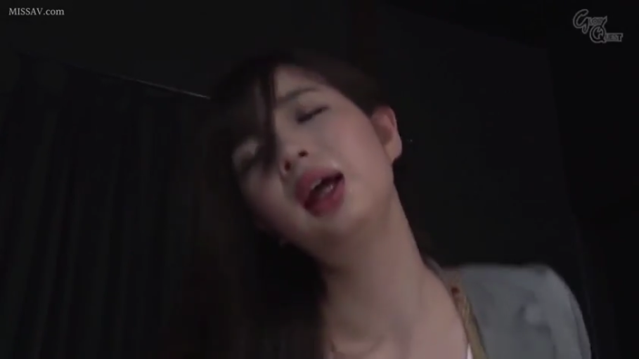 室内 · 面部特写 · 灰色上衣 · 仰头