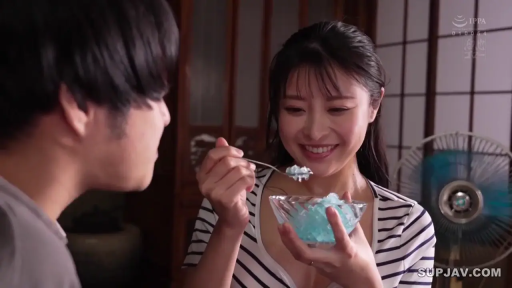 Sitting Posture · Japanese-style room · Smile · Half-body · 居家 · 进食 · Striped top · 刨冰