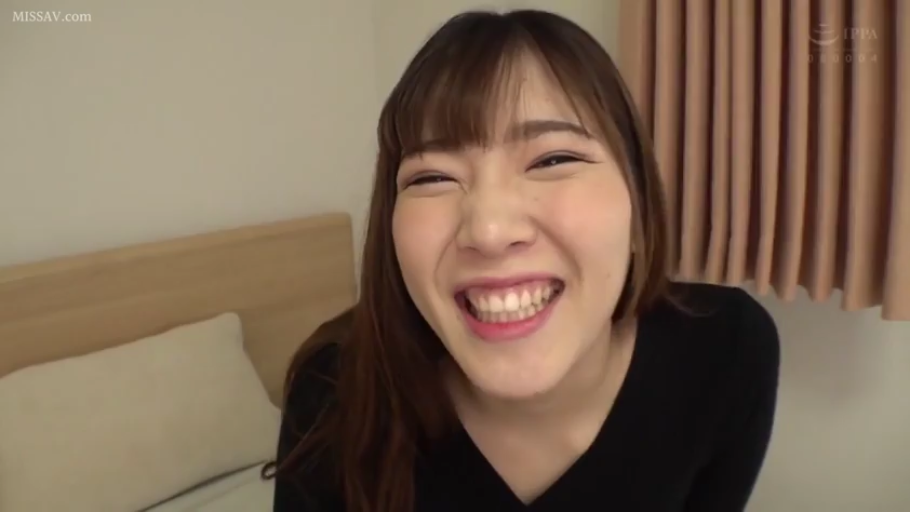 Sitting Posture · Conversation · Bedroom · 自然 · 长发 · 头部特写 · 床头 · 黑色V领上衣