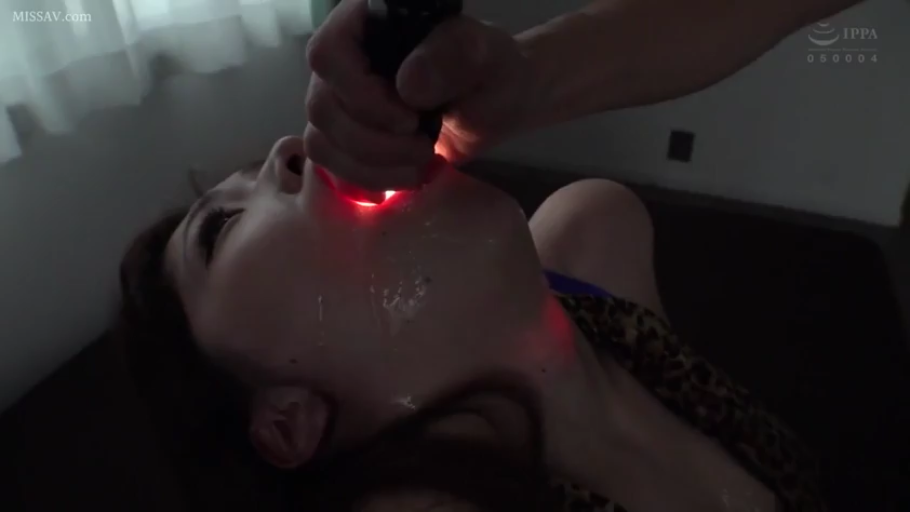 卧室 · 口交 · 张口 · 仰卧 · 昏暗 · 嘴部特写 · 豹纹内衣 · 手电筒