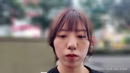 站立 · 公园 · 侧后方特写 · 黑色短袖 · 背景虚化 · 张望