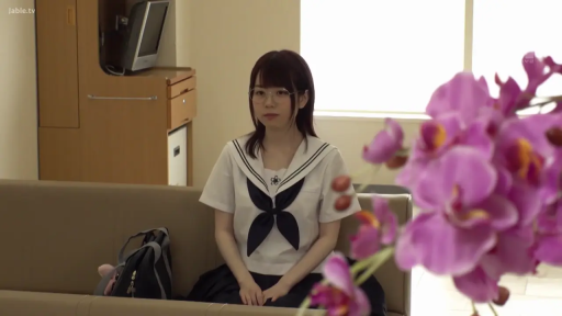 坐姿 · 中景 · 注视 · 房间 · 水手服 · 无表情 · 书包 · 女学生