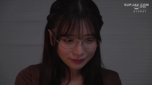 室内 · 交谈 · 眼镜 · 脸部特写 · 微笑 · 棕色上衣 · 侧头 · 年轻女性