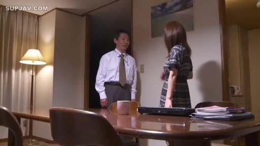 站立 · 全景 · 自然 · 深色连衣裙 · 笔记本电脑 · 沟通 · 室内环境 · 居家餐厅