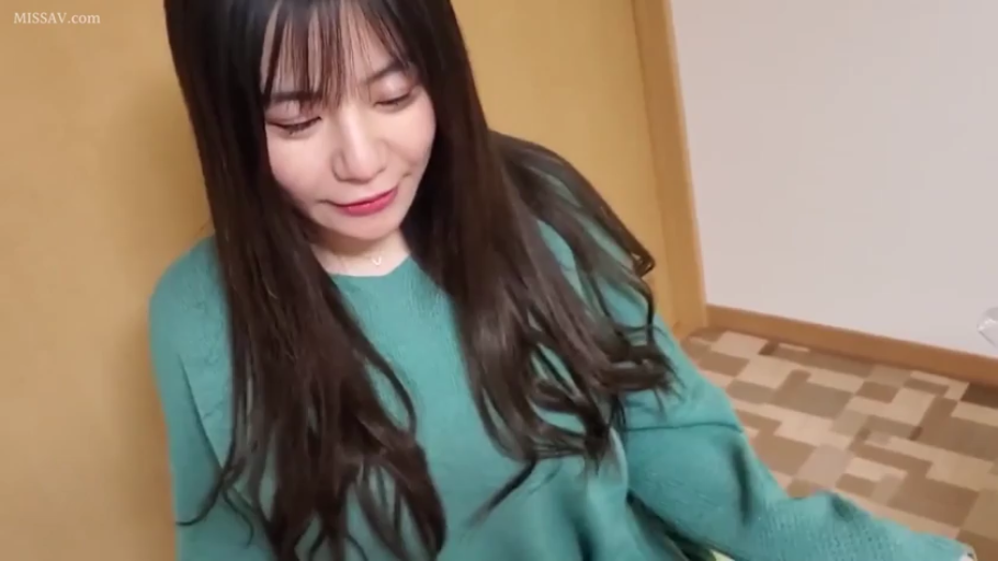 室內 · 坐姿 · 上半身 · 微笑 · 居家 · 俯视 · 綠色針織衫