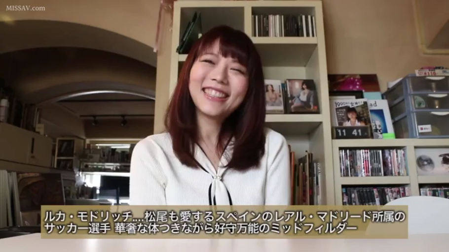 室内 · 坐姿 · 中景 · 面对镜头 · 书架 · 白色V领上衣 · 日本AV · 灿烂笑容