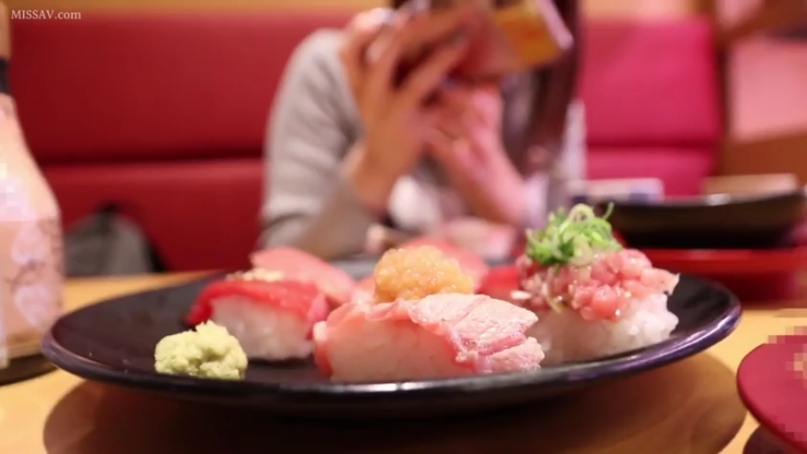 坐姿 · 自然 · 第一人称视角 · 便服 · 手机 · 餐厅 · 拍照 · 食物特写